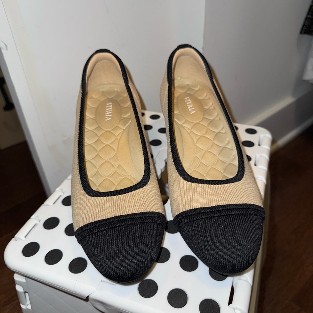 Vivaia Women's Tan and Black Shoes